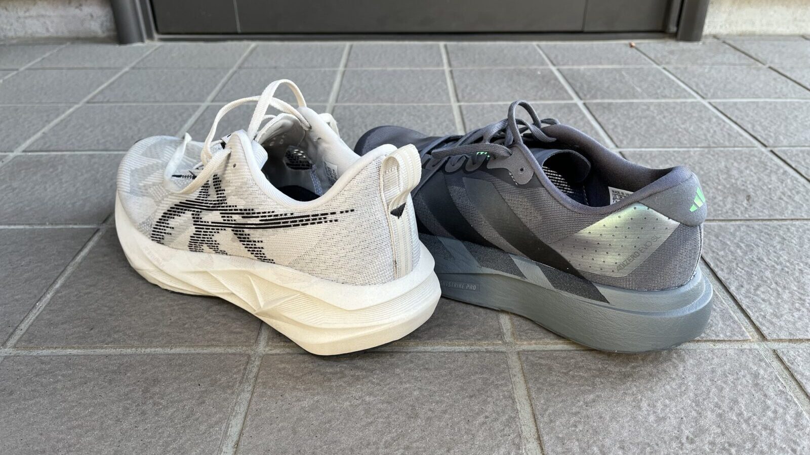 ノヴァブラスト5 vs EVO SL　徹底比較レビュー　かかとから見た写真