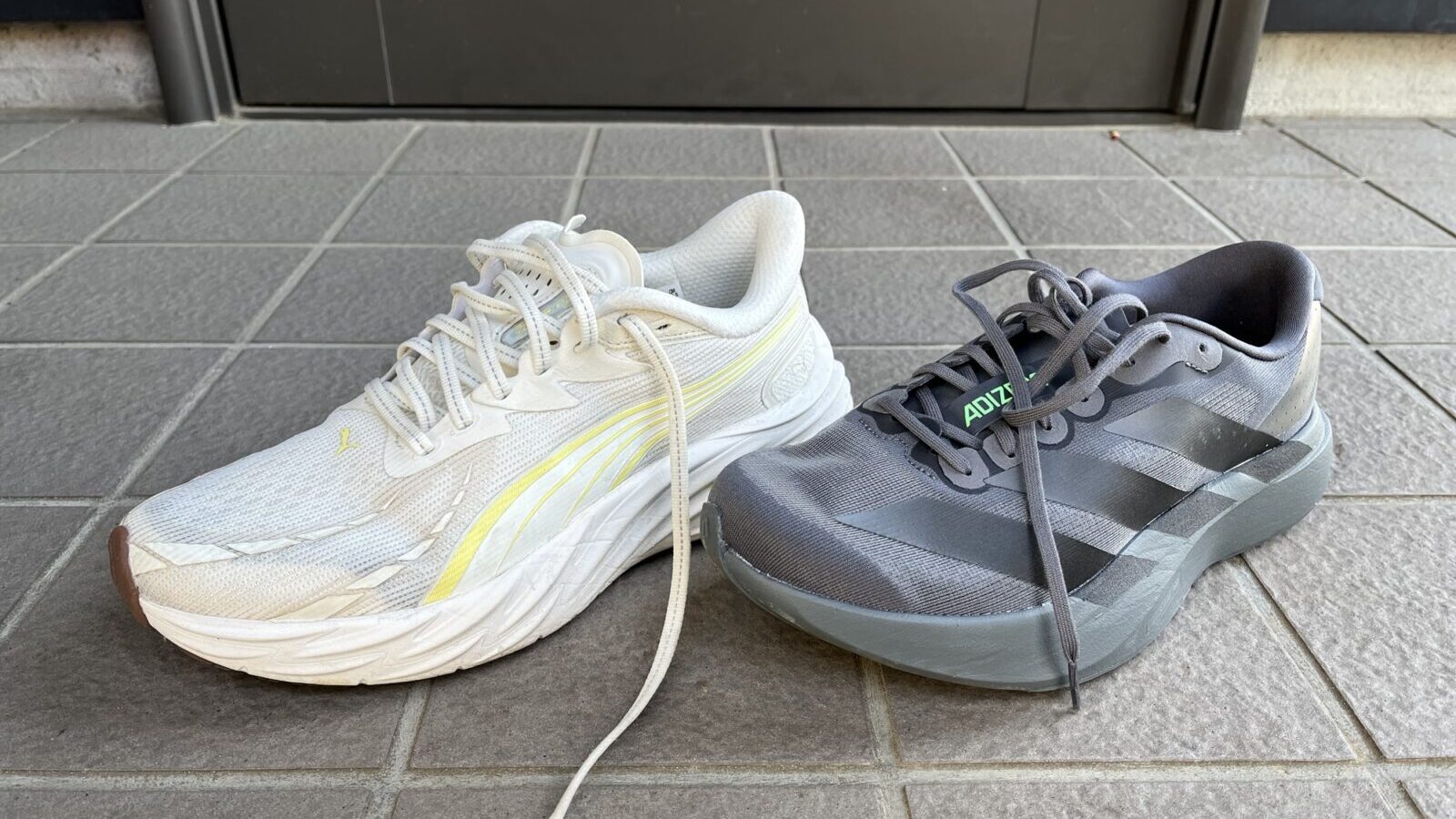 ヴェロシティニトロ4 vs アディゼロ EVO SL 徹底比較レビュー正面から見た写真