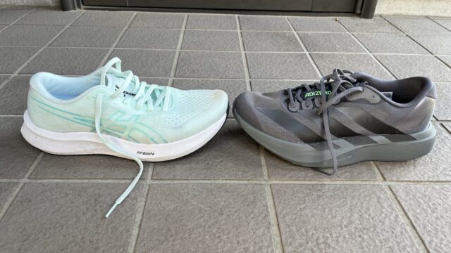 アディダス　アディゼロ　EVO SL vs アシックス　エボライドスピード3　徹底比較レビュー横から見た写真