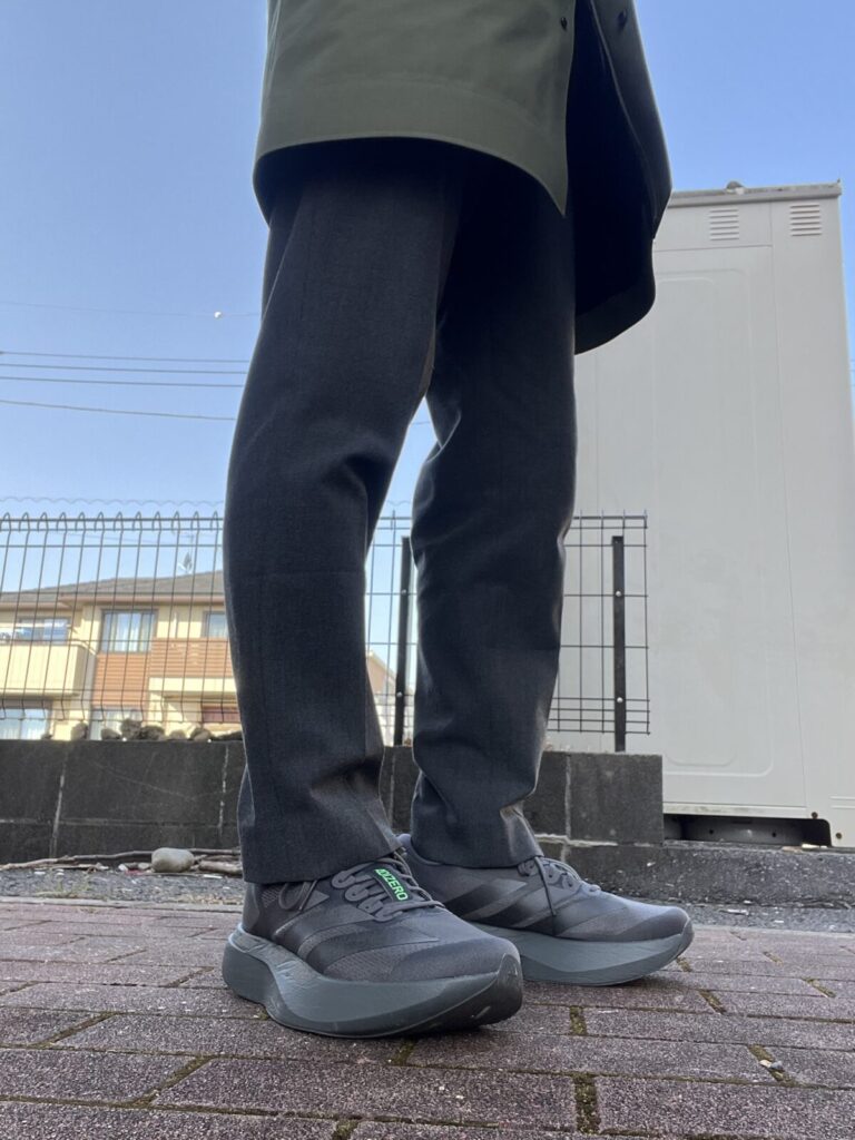 アディゼロ　EVO SL普段着にも合う洗練されたデザイン