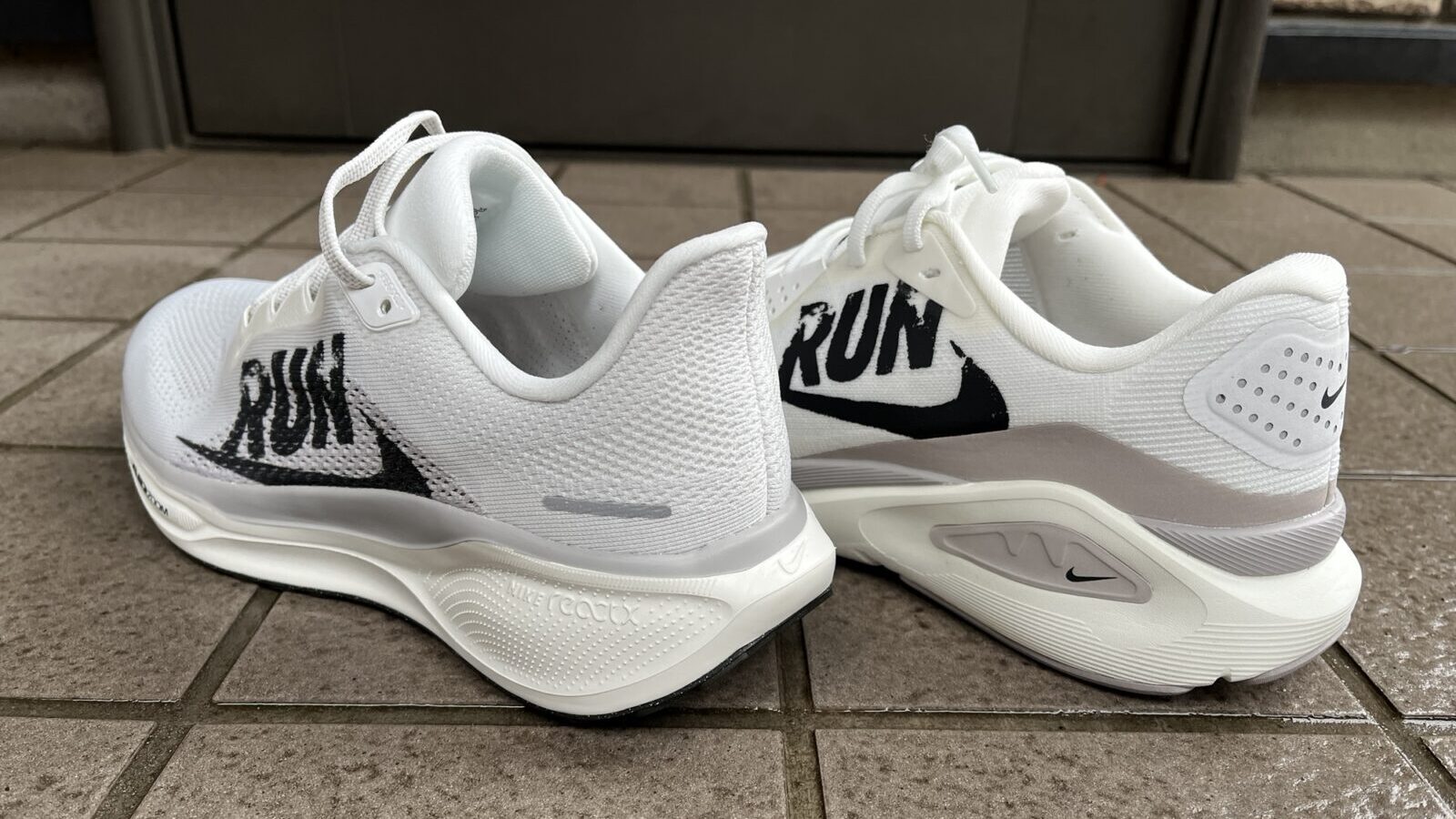 ペガサス41 vs ストラクチャー26　徹底比較レビュー　かかとから見たところ