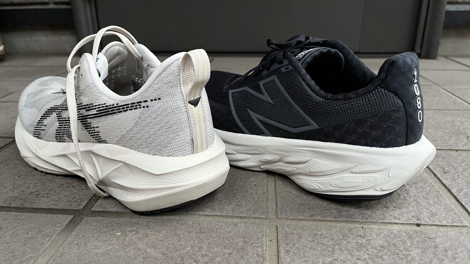 ノヴァブラスト5 vs Fresh Foam X 1080 v14　徹底比較レビュー　かかとから見た写真