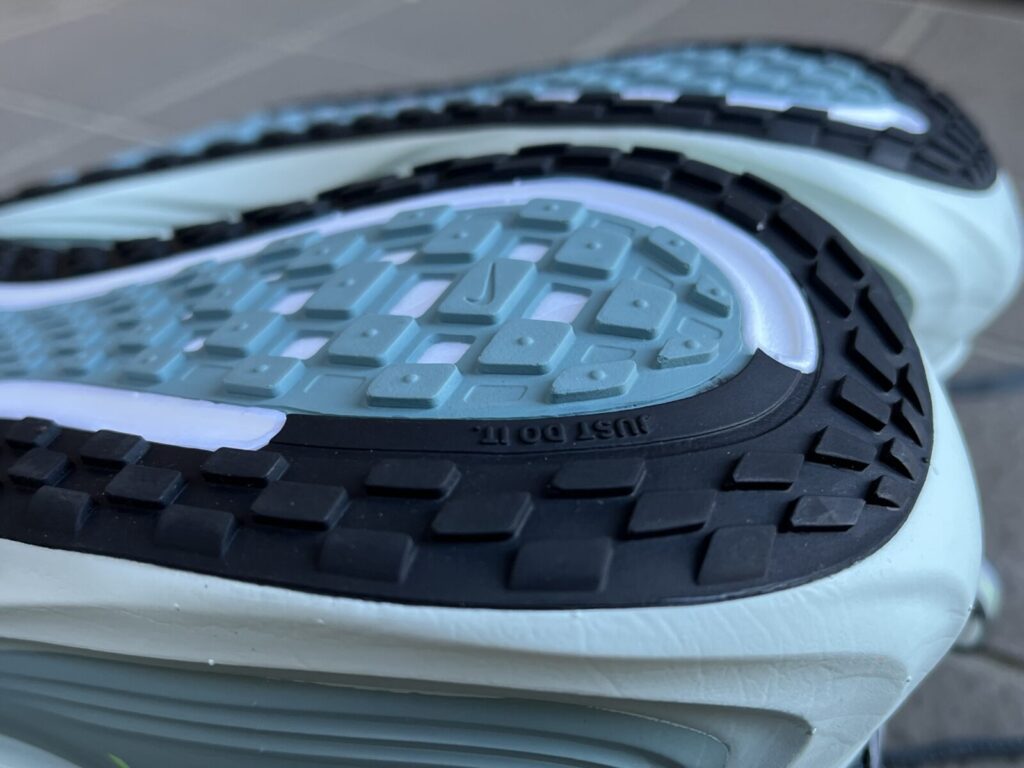 ボメロプラスレビュー　アウトソールかかと部