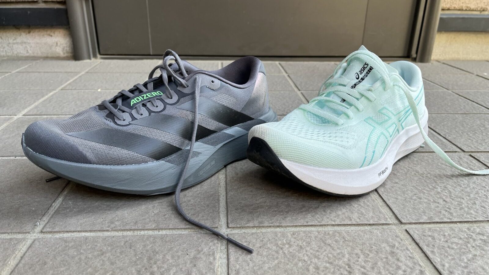 アディダス　アディゼロ　EVO SL vs アシックス　エボライドスピード3　徹底比較レビュー正面から見た写真