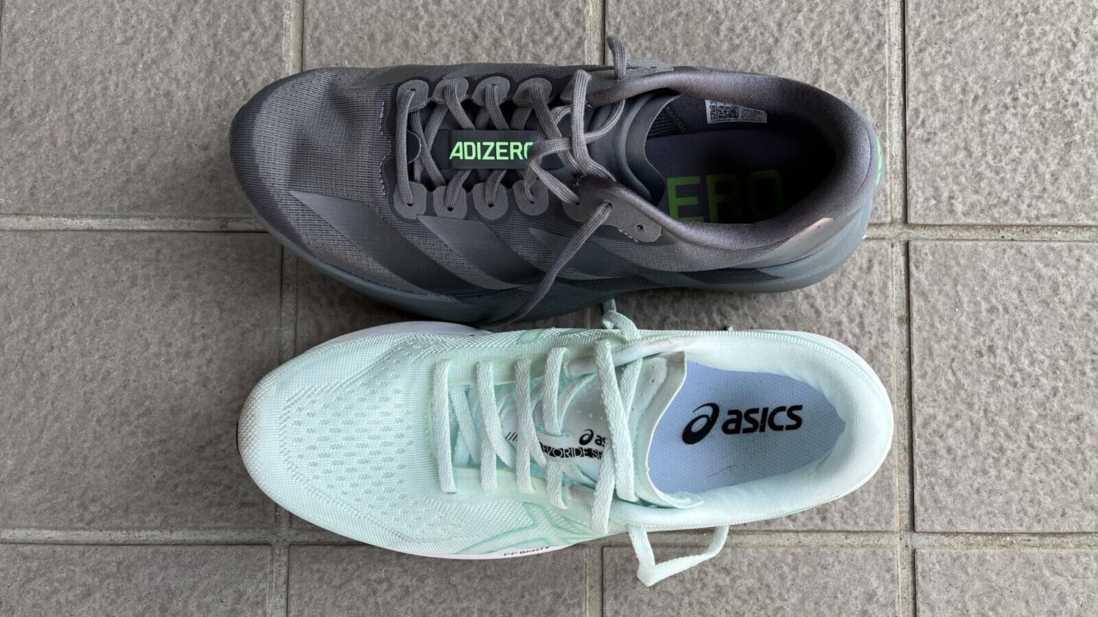 アディダス　アディゼロ　EVO SL vs アシックス　エボライドスピード3　徹底比較レビュー上から見た写真