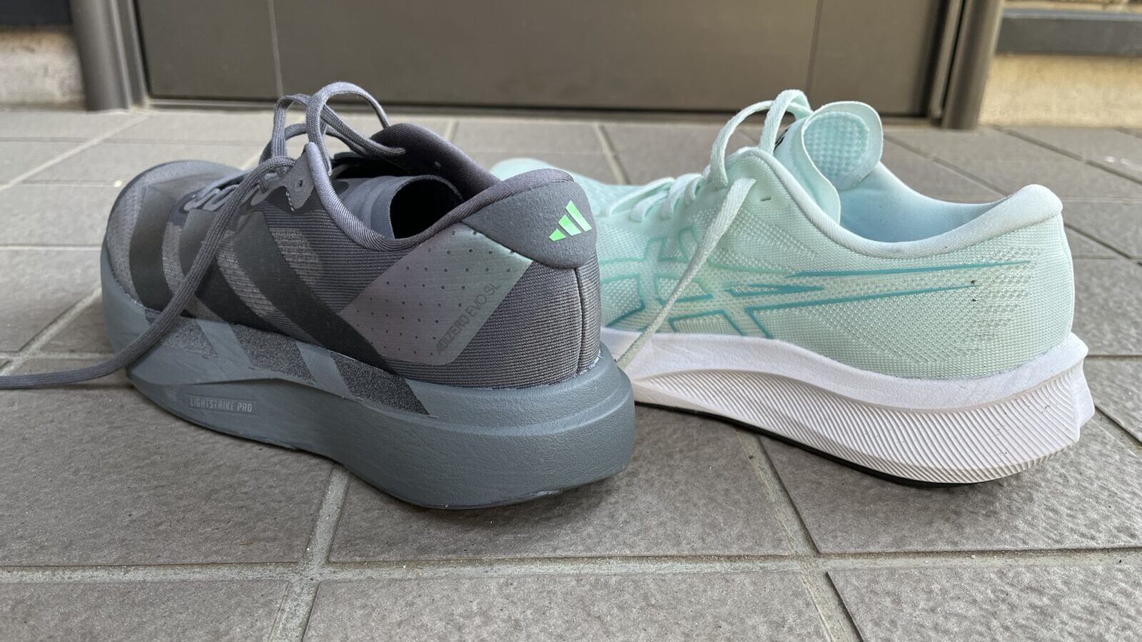 アディダス　アディゼロ　EVO SL vs アシックス　エボライドスピード3　徹底比較レビューかかとから見た写真