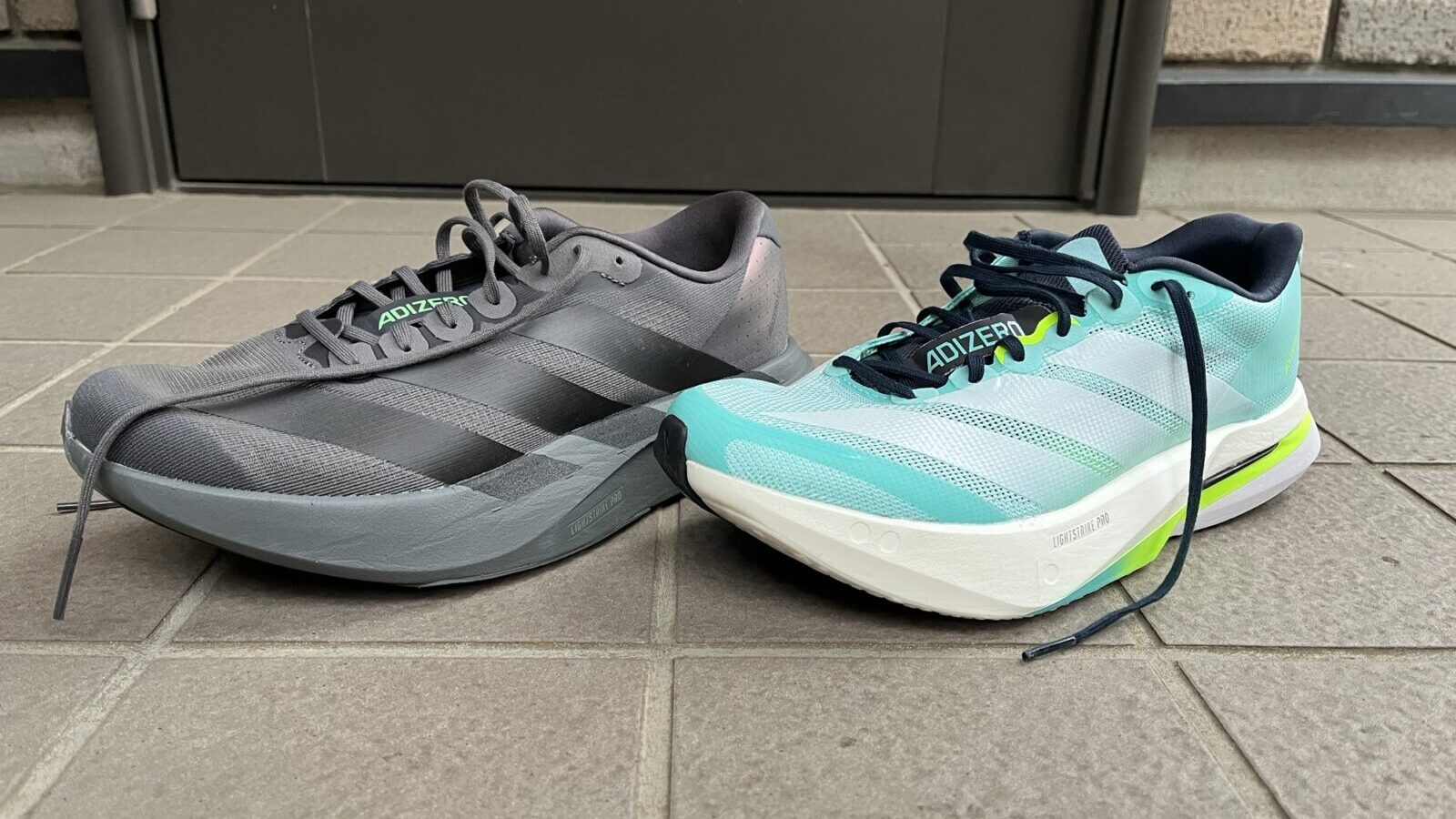 アディダス　アディゼロ　EVO SL vs アディゼロ ボストン13　徹底比較レビュー正面から見た写真