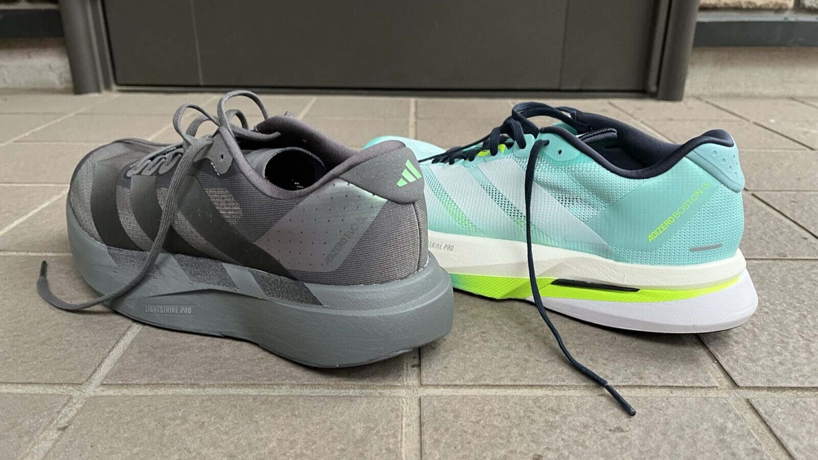 アディダス　アディゼロ　EVO SL vs アディゼロ ボストン13　徹底比較レビューかかとから見た写真