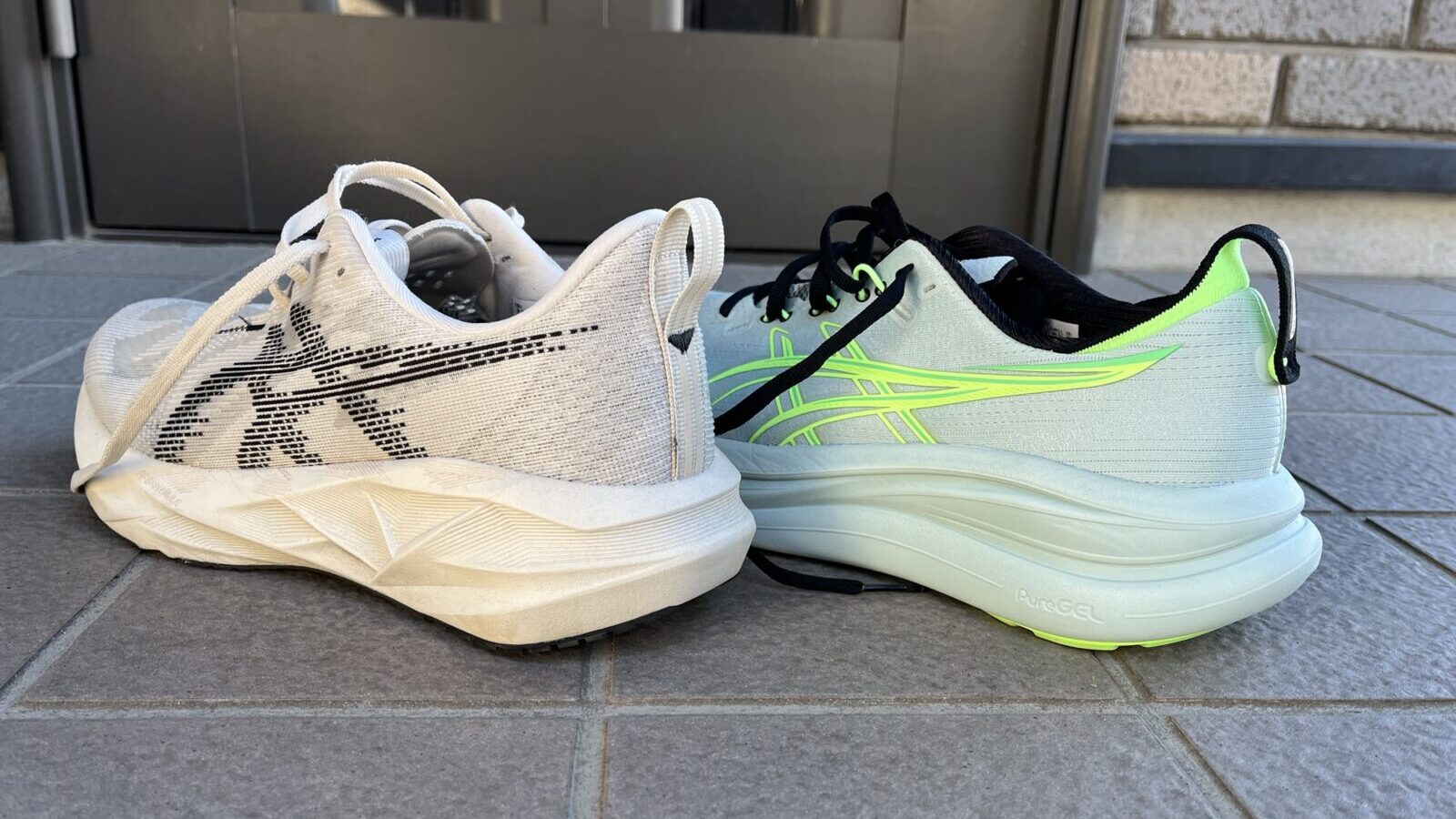 ノヴァブラスト5 vs ゲルニンバス28　徹底比較レビュー　かかとから見た写真