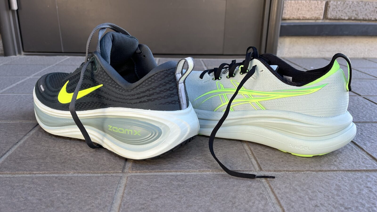 ボメロプラス vs ゲルニンバス28　徹底比較レビュー　かかとから見た写真