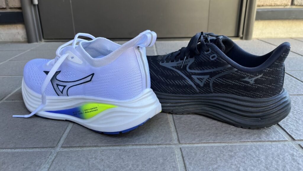 ネオゼン2 vs ウェーブライダー29　徹底比較レビュー　かかとから見た写真