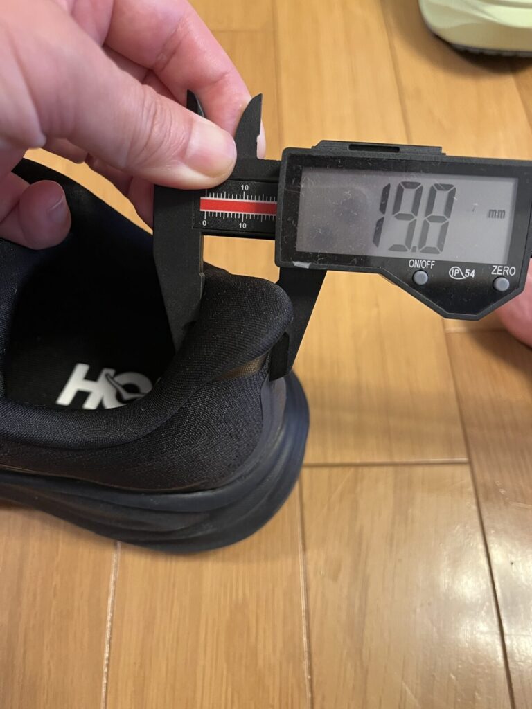 クリフトン11 履き口のクッション かかと部 幅